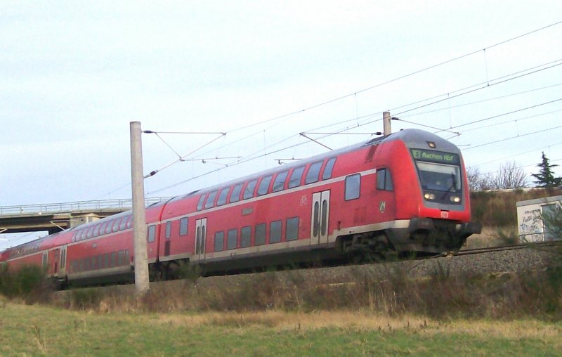 Der NRW-Express legt sich bei Merzenich auf dem Weg nach Aachen in die Kurfe. 17.02.2007