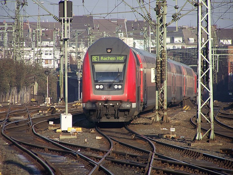 Der NRW-Express nach Aachen Hbf bei der Einfahrt von Dsseldorf Hbf am 22.12.07