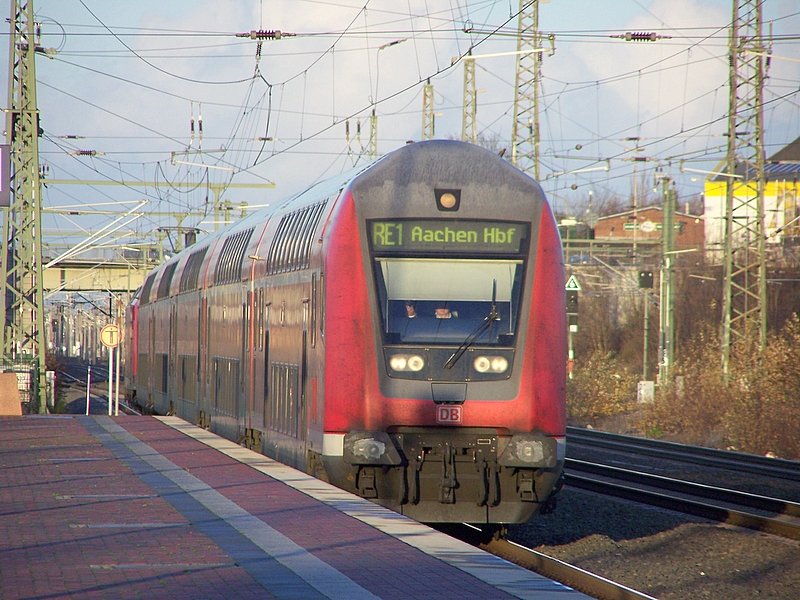 Der NRW-Express (RE1) nach Aachen Hbf von Hamm(Westf) kommend bei der Einfahrt von Dren am 01.12.07