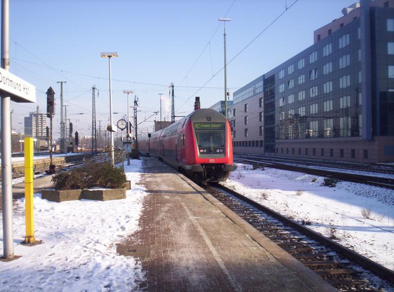 Der NRW-Express verlsst mir einem 765.5 Steuerwagen als Schlusslicht den Dortmunder Hbf am 29.01.2006
