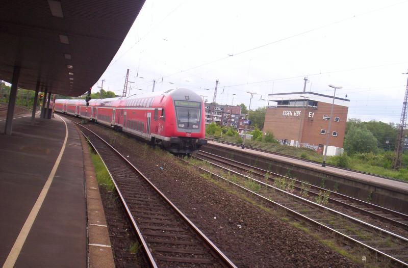 Der NRW-Express verlsst mit der ziehenden 146 012-0 an der Front den Hbf von Essen Richtung Hamm(Westf). 22.05.2005