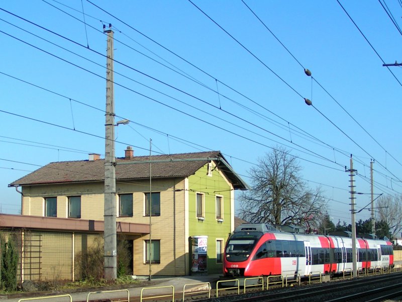 Der  Nummernlose4023  mit dem Namen  OBERALM  der Linie Salzburg ist soeben als R3064 in den Bhf. Marchtrenk eingefahren; 090108