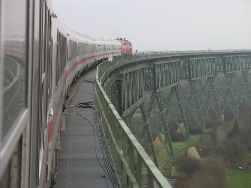 Der nur Montags verkehrende IC 2001 von Westerland nach Hamburg Altona berquert soeben den Nord-Ostsee-Kanal (08.12.2008)