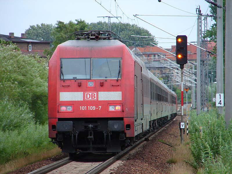 Der NZ1949(aus Hagen) brachte des �fteren eine Lok aus Rostock mit.Hier die 101 109-7  (Stralsund am 24.07.05)