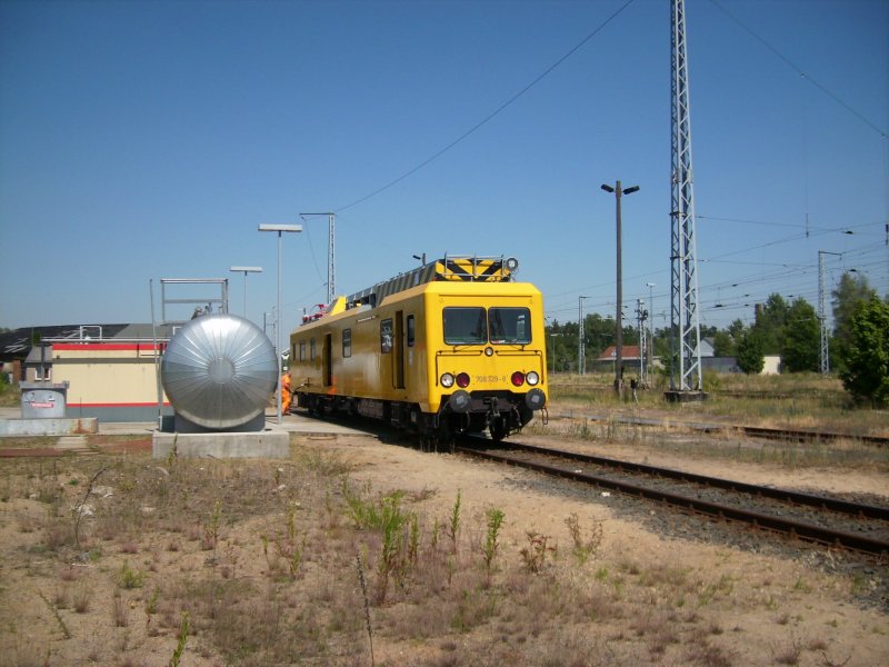 Der Oberleitungs-Revisionstriebwagen 708 329 stand am 03.07.2008 in Neustrelitz Hbf an der Tankstelle. Der gelbe Lack war noch fast neu. 
