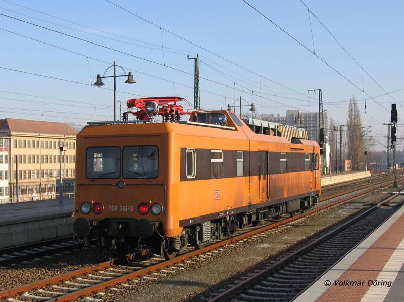 Der Oberleitungsrevisionstriebwagen 708 316 (ex DR 188 316) wartet in Dresden Hbf. auf Ausfahrt - 24.01.2006
