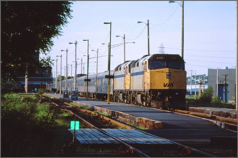 Der  Ocean  mit F40PH-2 6451 und 6450 steht abfahrbereit in Halifax. Der Bahnhof der grssten Metropole in Nova Scotia sieht ziemlich mickrig aus, ist aber wenigstens noch in Stadtzentrumsnhe. (Archiv 07/1998)