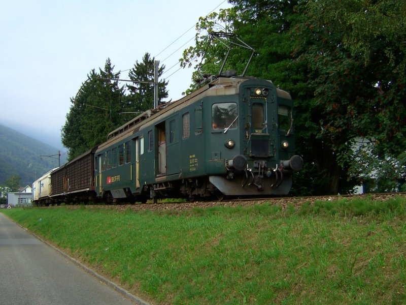 Der OeBB BDe 4/4 1632 am 29.08.2008 mit einem Gterzug kurz vor der Einfahrt in Balsthal.   