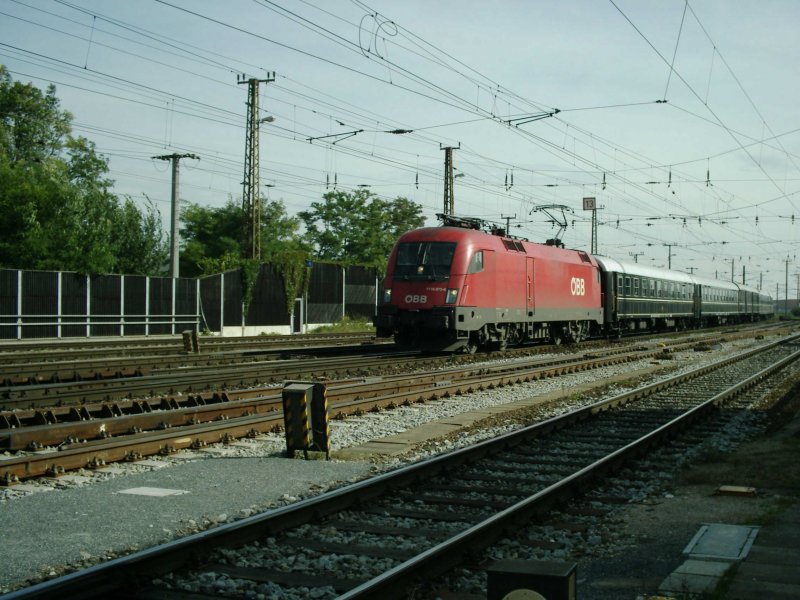 Der BB-IC 544 Wien - Salzburg, gezogen von der Taurus 1116 073-6 mit interessanten lteren Wagen (nicht sterreichisch). [16.09.06]