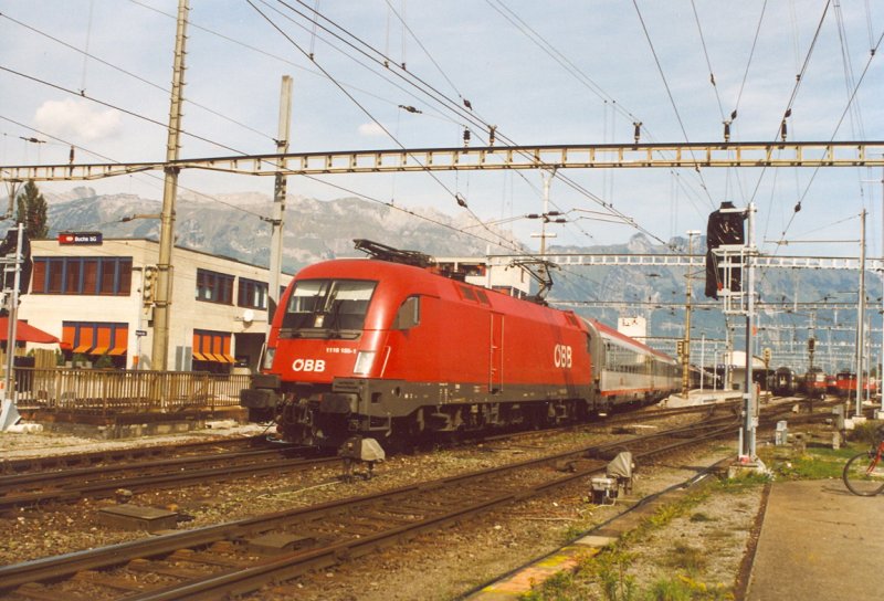 Der BB-Taurus BR 1116 155-1 zieht den EC 163  Transalpin  Basel - Wien aus dem Grenzbahnhof Buchs SG (Schweiz). Fotografiert am 10. September 2006.