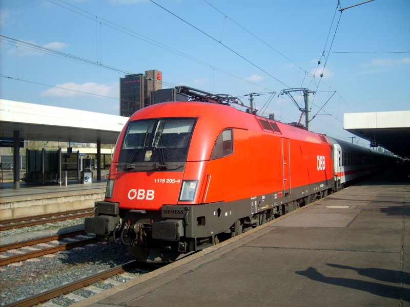 Der BB Taurus mit der Betriebsnummer 1116 205-4 verlsst am 19.4.07 mit eingeschaltetem Fernlicht und dem IC 2082 den Hbf von Hannover. 
