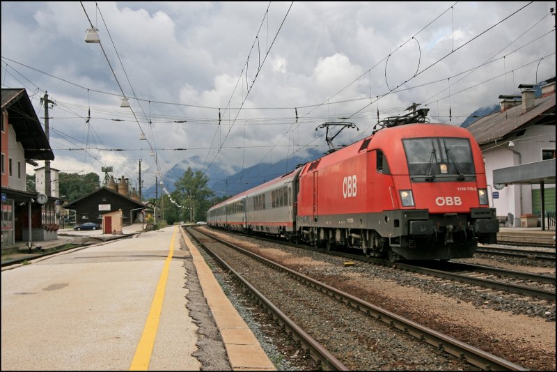 Der OEC 565  Tiroler Festspiele Erl , von Innsbruck Hbf nach Wien Westbahnhof, ist am 08.07.2008 mit der 1116 170 bespannt und wird bei der Durchfahrt in Brixlegg auf den Chip gebannt.
