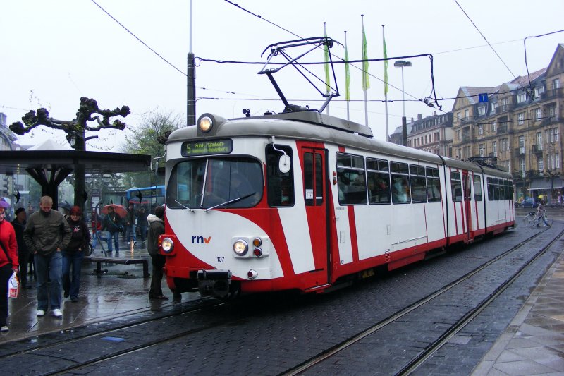 Der OEG-Tw 107 kommt gerade als Rundverkehr-Linie 5 von Mannheim,b.z.w. von Weinheim in Heidelberg-Bismarkplatz an und lsst gerade die Fahrgste aussteigen.(Aufnahme von 18.04.09)