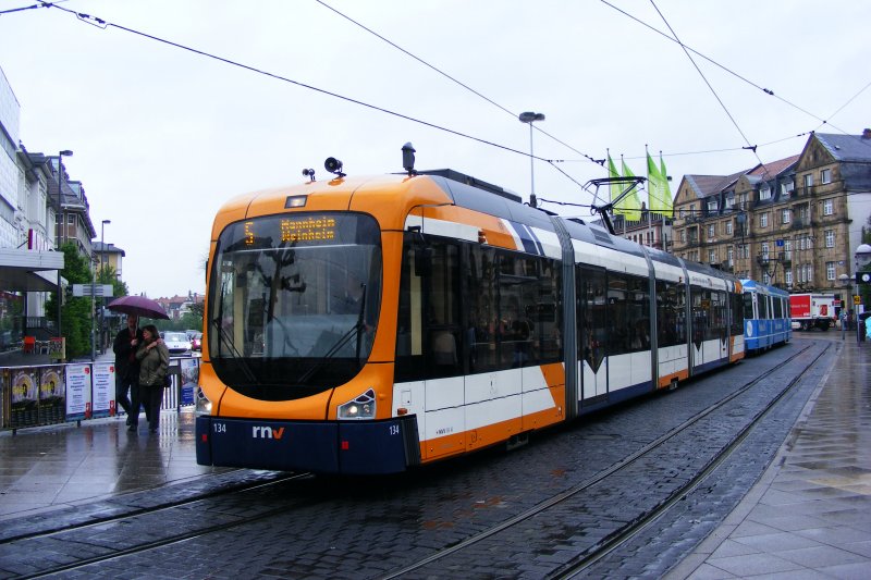 Der OEG-Tw 134 ist am 17.04.09 als RNV-Linie 5 nach Weinheim �ber Mannheim im Einsatz und wartet in Heidelberg-Bismarkplatz auf seine Fahrg�ste.Bis Weinheim ist es noch eine lange Strecke,weil die Linie 5 als Rundverkehr �ber Mannheim f�hrt.