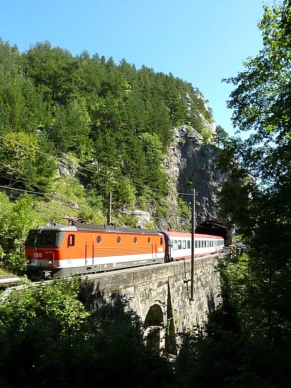 Der OIC 257 (Wien Sdbahnhof - Bruck/Mur - Graz - Maribor/Marburg) wurde am 24.August 2009 von einer Lok der Baureihe 1044 bespannt.
Hier kurz vor dem 239 Meter langen Weinzettel-Wandertunnel, der nahe der Haltestelle Breitenstein am Semmering liegt.