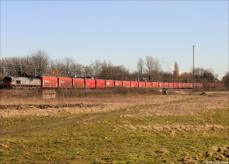 Der  Opel-Zug  gezogen von RN 266 452-2 am 08.02.2008 in Wanne-Unser-Fritz.