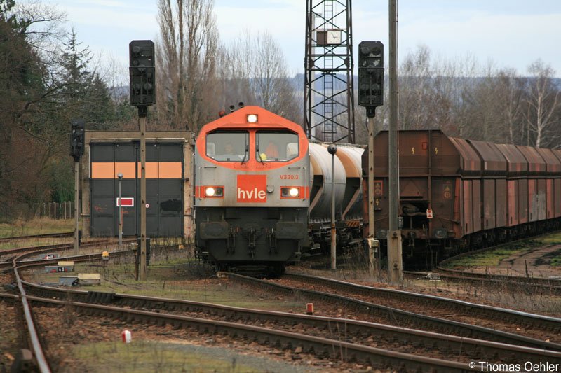Der orange Tiger V330.3 der HVLE wartet am Nachmittag des 31.12.06 im Bf Chemnitz-Kchwald mit dem Gipszug auf die Ausfahrt Richtung Rbeland.