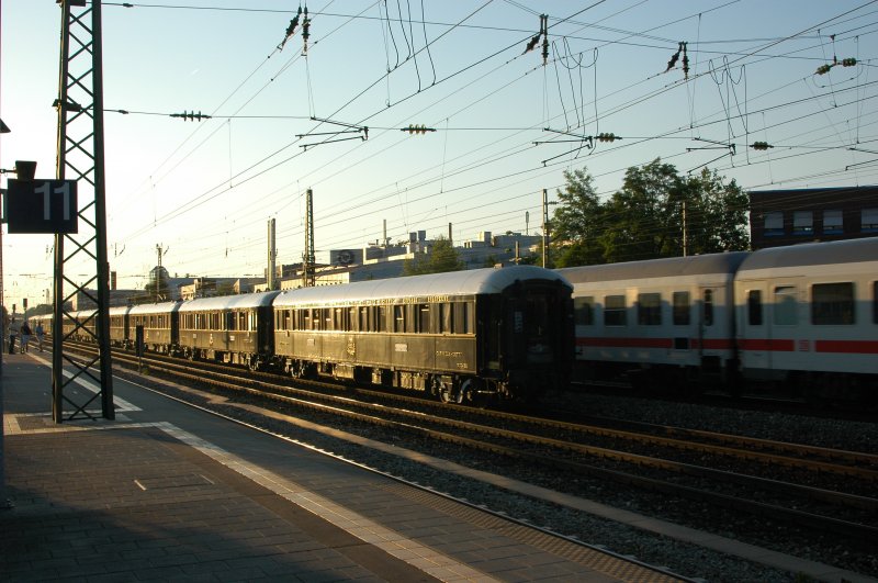 Der Orient-Express fhrt 21.06.08 dem Sonnenuntergang Richtung Paris entgegen