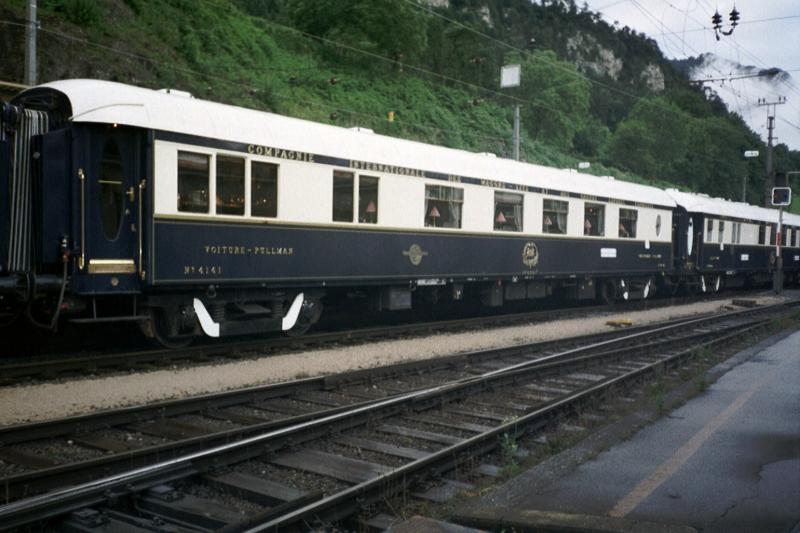 Der Orientexpress auf der Strecke von Venedig nach Boulogne beim Zwischenhalt im Bahnhof Feldkirch im Juli 2001