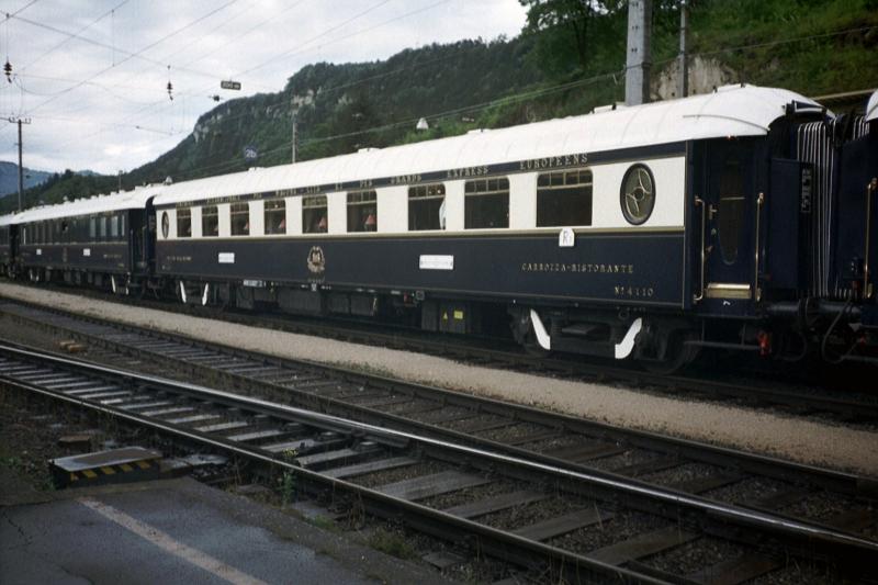 Der Orientexpress auf der Strecke von Venedig nach Boulogne beim Zwischenhalt im Bahnhof Feldkirch im Juli 2001