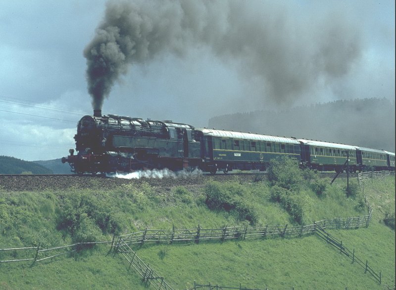 Der Orientexpress fährt 1981 von Saalfeld  mit Zuglok 
95 0027-3 in Richtung Arnstadt.1981 (Archiv P.Walter)
