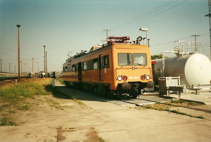 Der ORT 708 308 im August 1999 vor der damals neuen Dieseltankstelle im Bw Stralsund.