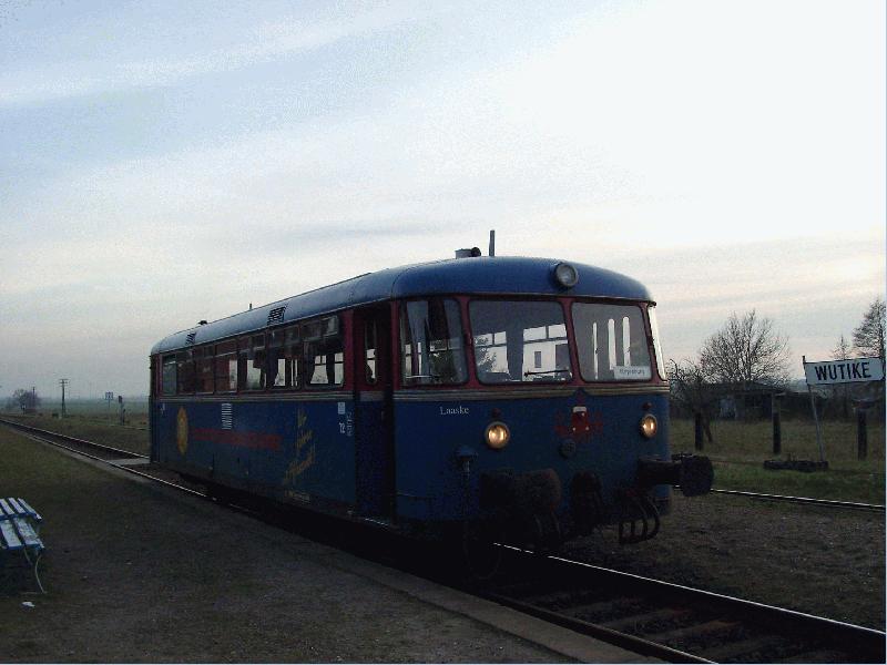 Der Ort Wutike an der Strecke Neustadt (Dosse) - Pritzwalk besteht nur aus wenigen Husern. An dieser einsam gelegenen Kreuzungsstation wartet PER 81262 auf seinen Gegenzug. T2 wurde 1956 gebaut und steht im Frhling 2002 noch immer im tglichen Einsatz.