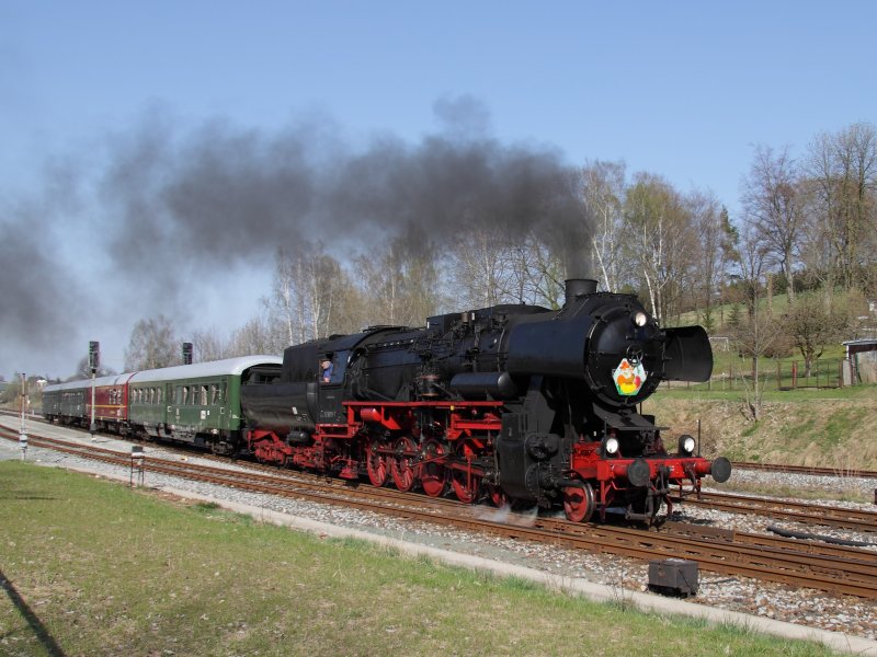 Der Ostersonderzug des VSE am 11.04.09, gezogen von 52 8079 bei der Ausfahrt aus dem Bahnhof Thalheim. 