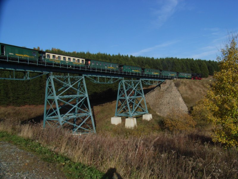 Der P 2018 hat soeben den Bahnhof Oberwiesenthal verlassen und fhrt ber den Httenbachtalviadukt seinem nchsten Halt in Unterwiesenthal entgegen, 12.10.08