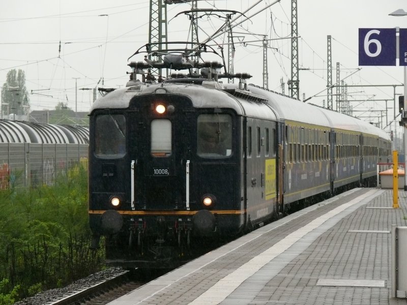 Der Partyzug der Centralbahn durchfuhr heute mit der historischen RE410 10008 den Bahnhof von Troisdorf. Die Stimmung im Zug war trotz Regens bis auf den Bahnsteig zu hren. Aufgenommen am 17/04/2009.