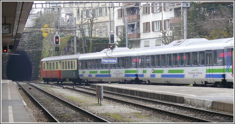 Der passende Steuerwagen wie auch die Lok fehlten an diesem Voralpenexpress. Stattdessen wurde der zweifarbige  BDt 50 4880 35 197 oder 198 eingesetzt, hier bei der Ausfahrt aus Herisau Richtung Luzern. (17.04.2008)