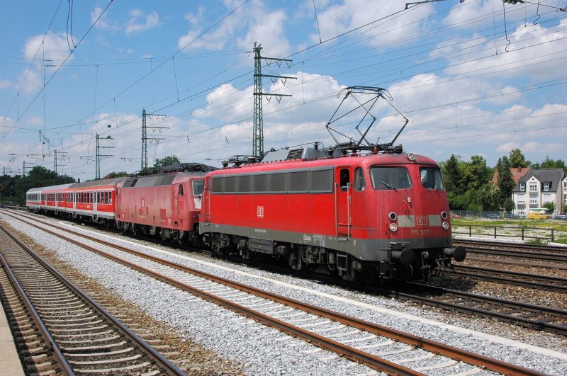 Der Pbz 1961 von Mnchen-Pasing nach Frankfurt bestand am 13.06.09 aus 115 307, 120 126, zwei n-Wagen sowie einem IC-Wagen