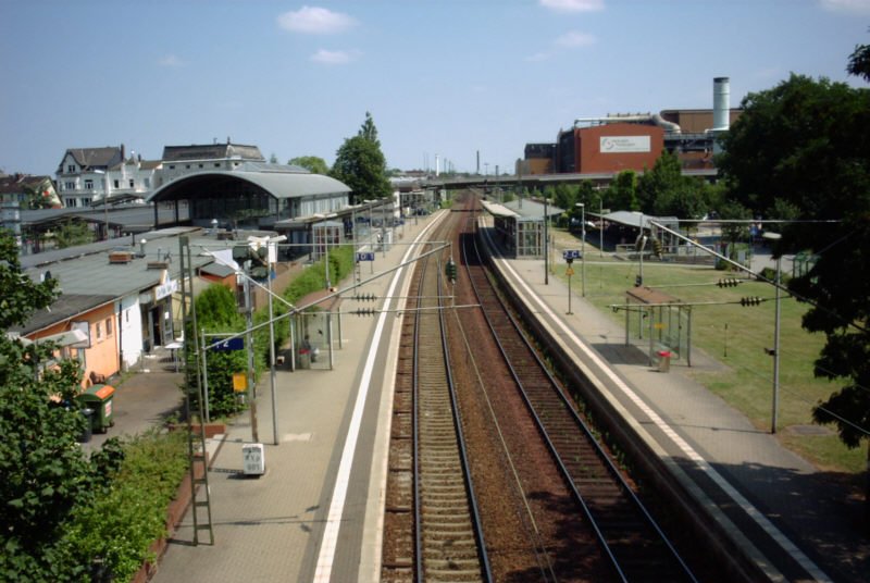 Der Peiner Bahnhof oben von der Fugngerberquerung aufgenommen; die Blickrichtung ist Ost (Richtung Braunschweig).