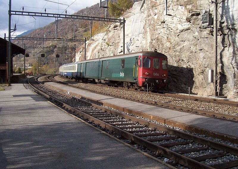 Der Pendelzug Goppenstein - Brig mit Gepck-Steuerwagen fhrt am 09.11.2006 von Eggerberg kommend in den Bahnhof Lalden ein.