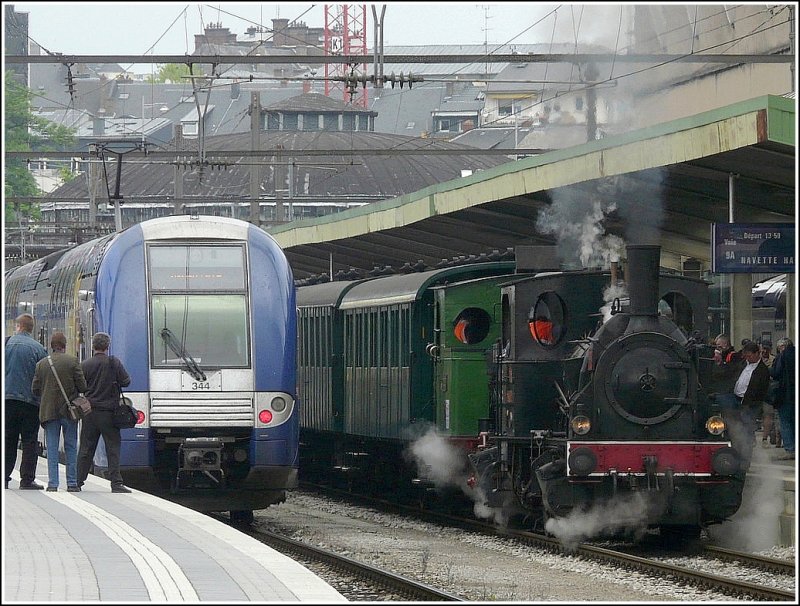 Der Pendelzug mit den beiden AMTF Dampfloks bringt wieder eine Ladung Gste zum Bahnbetriebswerk und ist hei begehrt bei den Fotografen. Ob wohl ein Bahnbilderfotograf dabei ist? 09.05.09 (Jeanny)