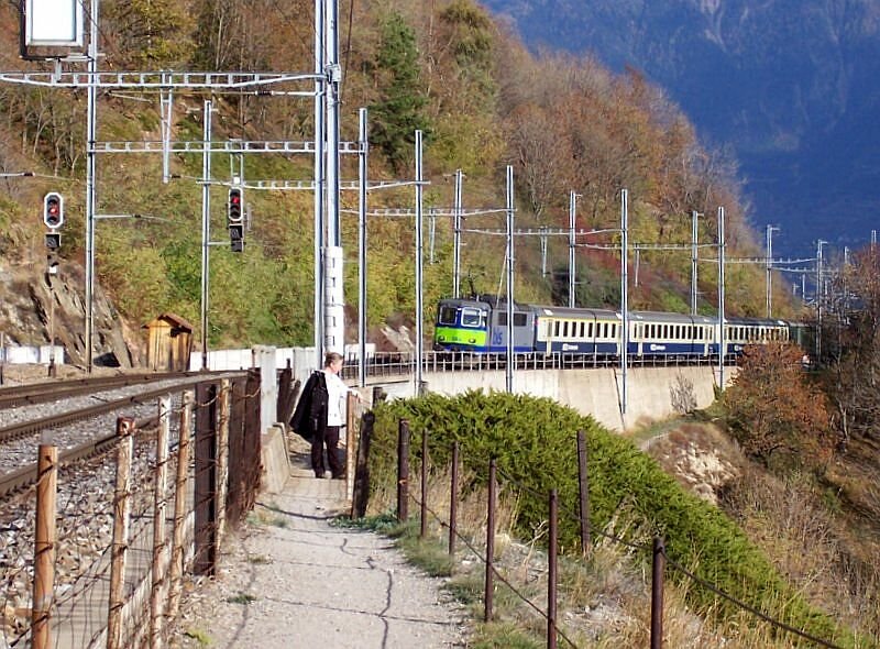 Der Pendelzug mit BLS Re 420 506 kommt am 09.11.2006 schon wieder in der Gegenrichtung Brig - Goppenstein zwischen Brig und Lalden, die Zge haben in Brig nur 4 Minuten Aufenthalt, sind also nach etwa 10 Minuten wieder an dieser Stelle.