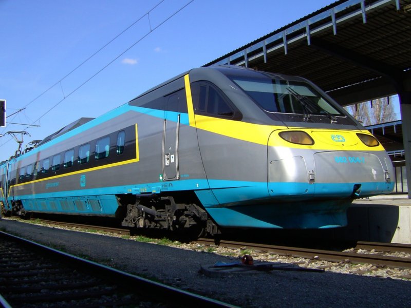 Der Pendolino 682 004 am 15.03.2008 in Wiensdbahnhof. 