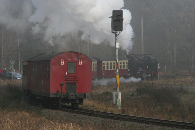 Der Personenzug aus Nordhausen f�hrt mit der Zuglok 99 7238 in Drei-Annen-Hohne ein. Sonst gibt es diese Motiv immer ausfahrend; 23.12.2006