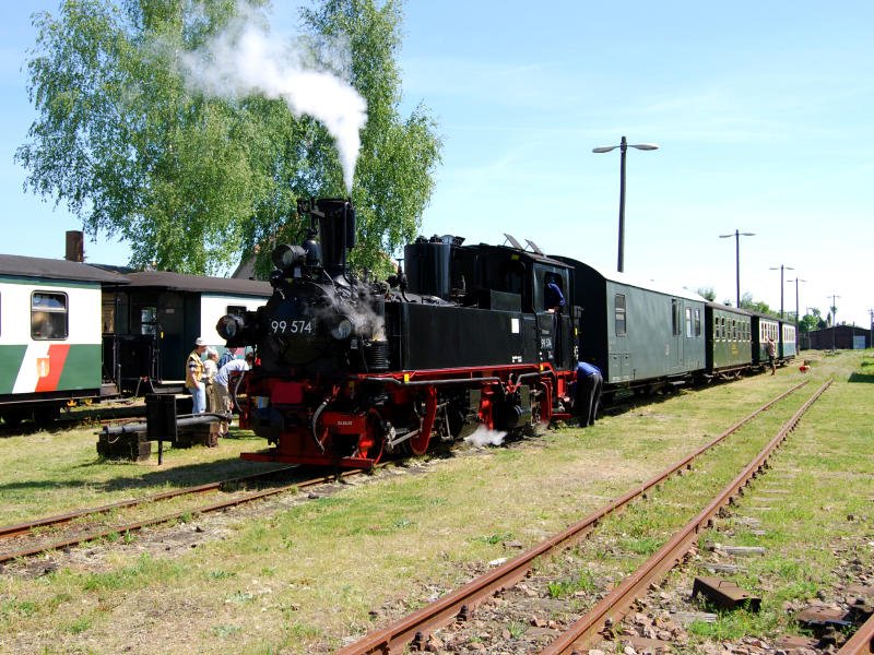 Der Personenzug mit 99 574 kurz vor der Abfahrt Richtung Glossen in Mgeln, 11.05.08