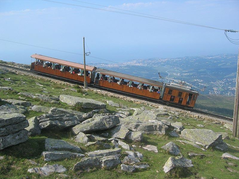 Der  Petit Train , eine 1.000 mm Zahradbahn von 1923 auf den Grand Rhume bei St. Jean de Luz an der Atlantikkste in Sdfrankreich. Hier bei der Abfahrt von der Bergstation. (September 2004)