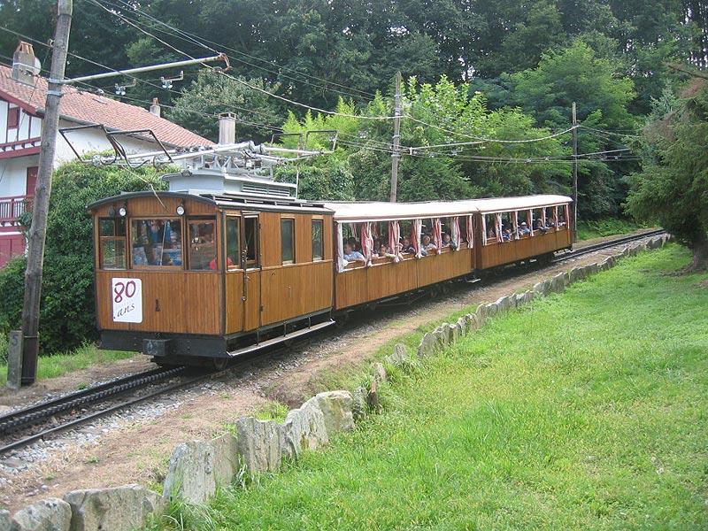 Der  Petit Train  bei der Einfahrt in die Talstation. (September 2004)