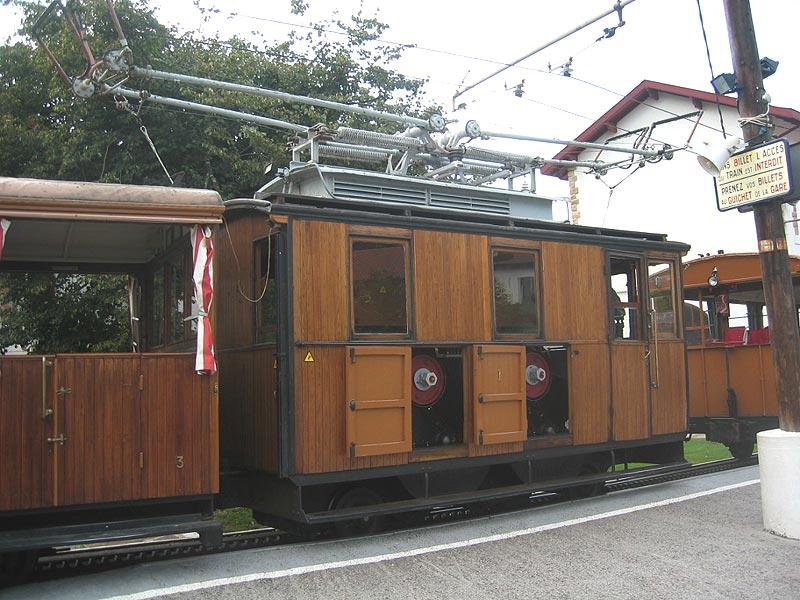 Der  Petit Train . Hier der Triebwagen mit geffneten Klappen am Wagenkasten. (September 2004)