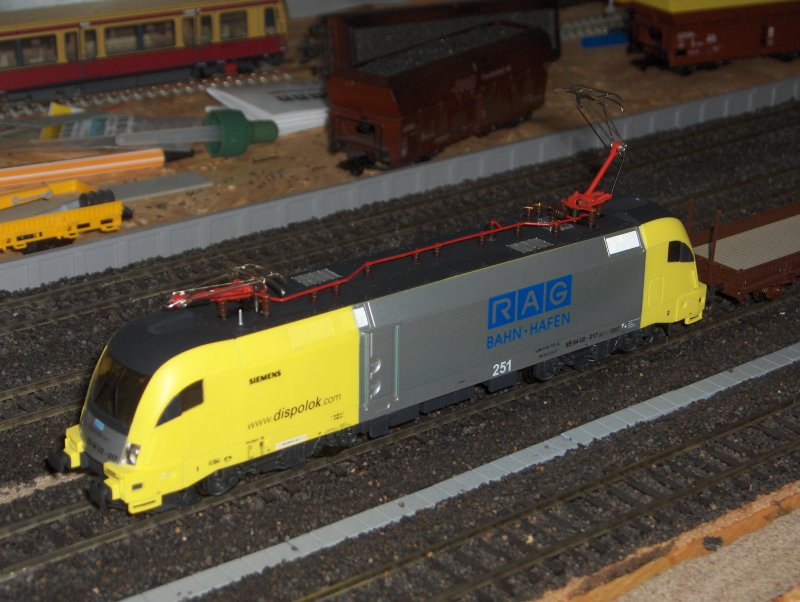 Der Piko Taurus der RAG als Lok 251 ist fr sein Preis (54,99) ein schnes modell, Ich habe die Lok mit einem Stromabnehmer Umbausatz von Sommerfeldt etwas aufgewertet. Preis des Umbausatzes 15,15 . 