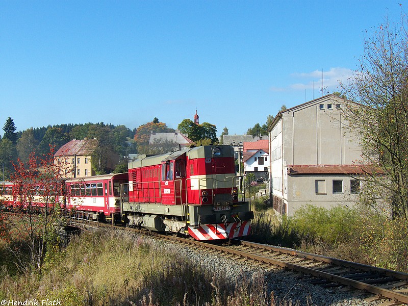 Der Planzug aus Johanngeorgenstadt verlsst am 26.09.2009 den Bahnhof von Horny Blatna (ehem. Bergstadt Platten) in Richtung Karlsbad. Zuglok des  Brotbchsenzuges  ist die bereits aus Johanngeorgenstadt bekannte 742 343.