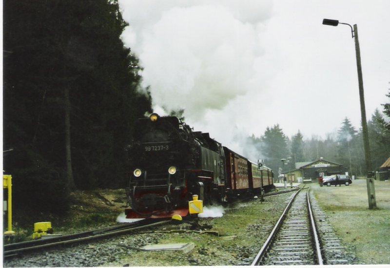 Der Planzug zum Brocken hat hier Ausfahrt erhalten.
Leider leidet das Bild unter den schlechten Wetereinfl�ssen sehr, wie man sehen kann. 4.4.2007 ca. 14:04