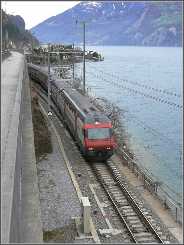 Der Platz am Walenseeufer bei Mhlehorn ist knapp, weshalb es hier immer noch ein kurzes Einspurstck gibt. Der Fuss- und Veloweg ist an die Nationalstrasse angebaut und hngt hier ber der Bahnlinie, die sich hier auf eine Spur verengt. IC2000 Dosto auf dem Weg nach Chur. Blickrichtung Nordwest. (10.03.2008)