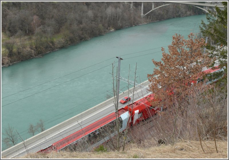 Der Platz entlang des Rheins bei Reichenau-Tamins ist beschrnkt. Zwischen dem Glacier Express und der Nationalstrasse befindet sich noch die Kantonsstrasse (hier nicht sichtbar).(01.04.2008)