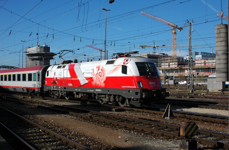 Der Polen-Stier (1116 087) am 01.11.08 bei der Einfahrt in M�nchen Hbf