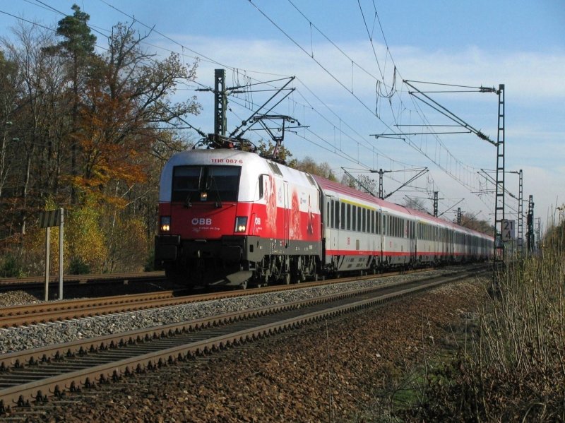 Der Polen Taurus 1116 087 bespannte am 1.11.2008 den EC 68, aufgenommen in Haar (bei Mnchen).