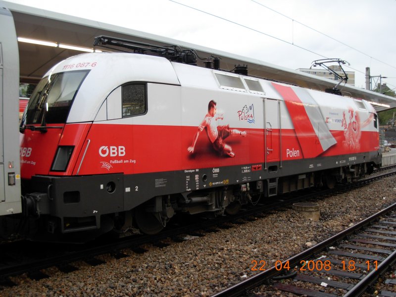 Der Polen-Taurus als Schiebelok eines Regionalzuges im Bahnhof Wien-Meidling. Die Lokomotive wurde mittlerweile getauft und hat zwei neue Aufkleber erhalten; aufgenommen am 22.4.2008.